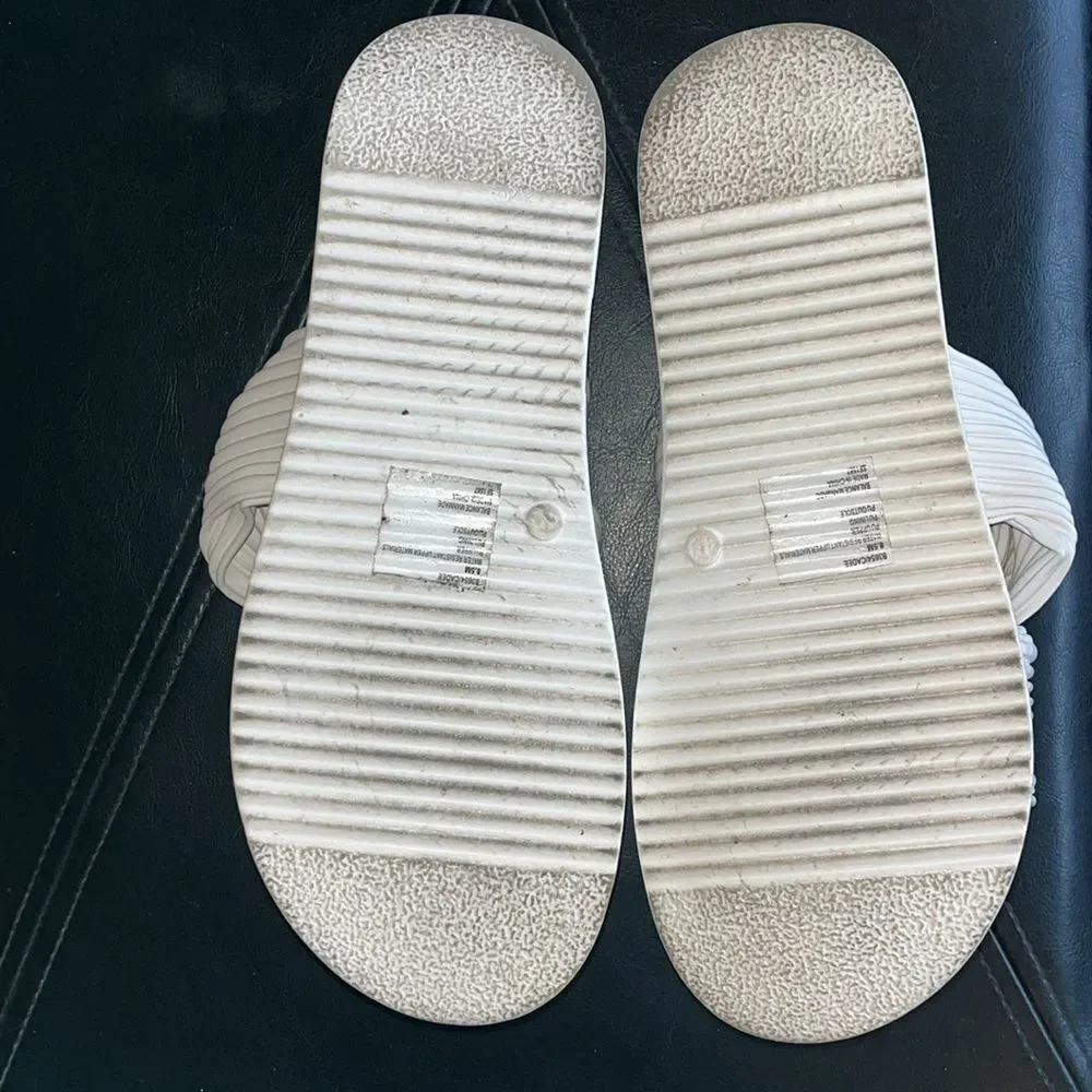 EXCELLENT CONDITION WOMEN’S 8.5 BLONDo WHITE WATERPROOF CADEE SANDALS/SLIDES
